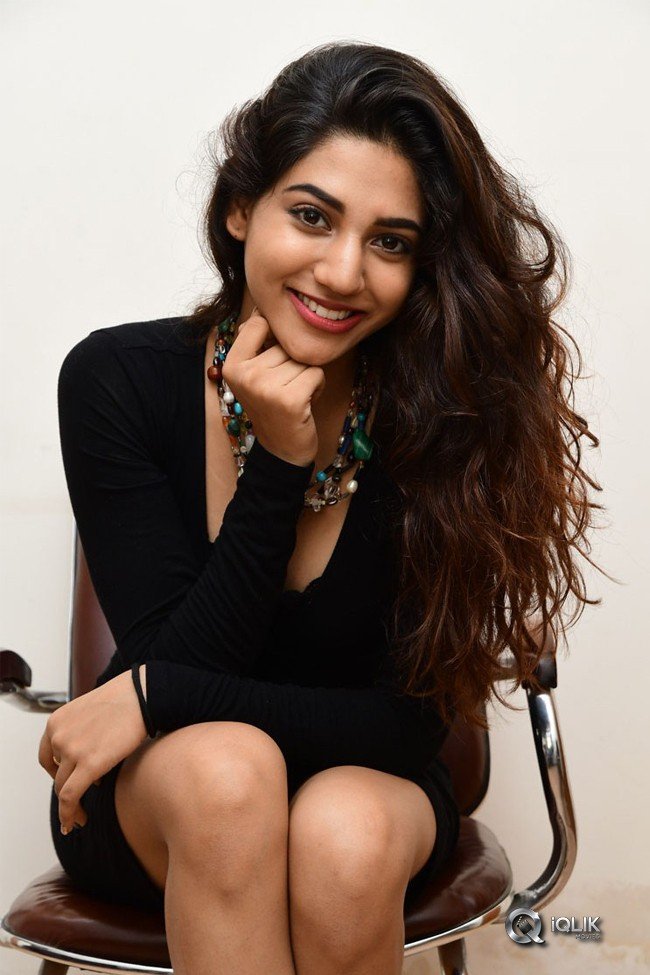 Sonakshi-Singh-Hot-Pics